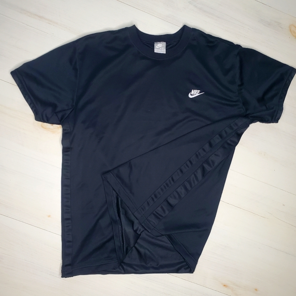 32) NIKE Breathable Lined T-Shirt with 2 stripes down sides
